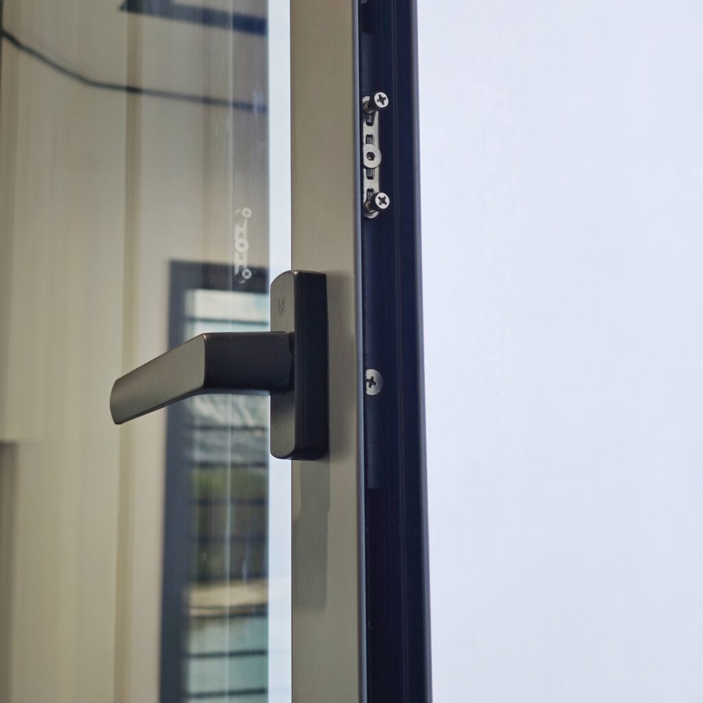 multi-point locking hardware for aluminum windows